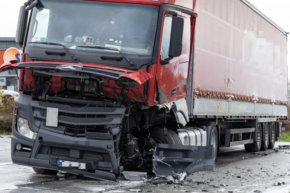 Der Lastwagenfahrer hatte Glück im Unglück: Er blieb bei dem Zusammenstoß unverletzt.