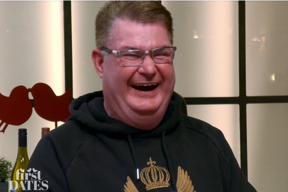 Boris (55) ist ein lebenslustiger Mensch, der gern laut lacht.