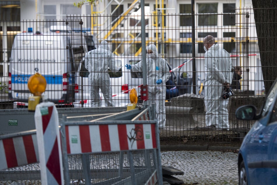 Kriminaltechniker stehen in der Nähe der Schule in Berlin-Neukölln, wo zwei Schulmädchen niedergestochen wurden.