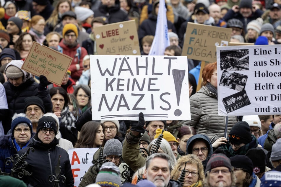 Auch in zahlreichen anderen Städten, etwa in Frankfurt am Main, gingen Tausende bei den Winter-CSDs auf die Straße.