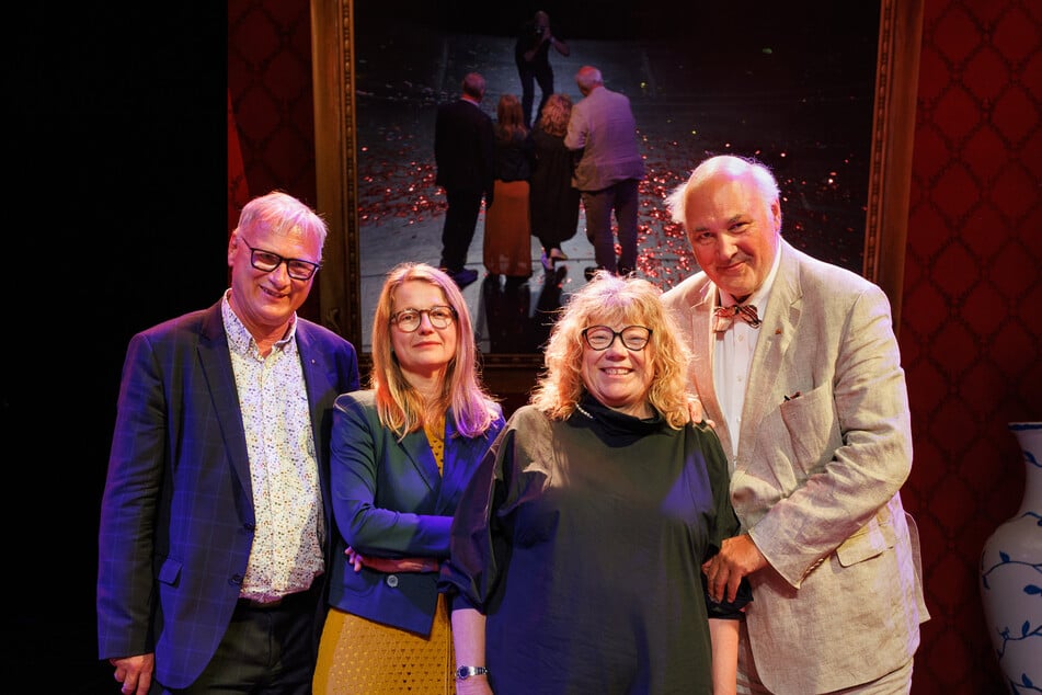 Festakt am Freitag (v. l.): Lutz Hillmann (66, Sächsischer Landesverband des Deutschen Bühnenvereins), Kulturbürgermeisterin Annekatrin Klepsch (47), Felicitas Loewe (66) und Wolfgang Schneider (70), Vize-Präsident der ASSITEJ (Internationale Vereinigung des Theaters für Kinder und Jugendliche).