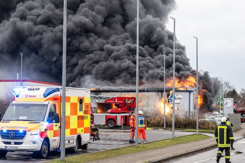 Im Kreis Schleswig-Flensburg steht eine Lagerhalle in Flammen.