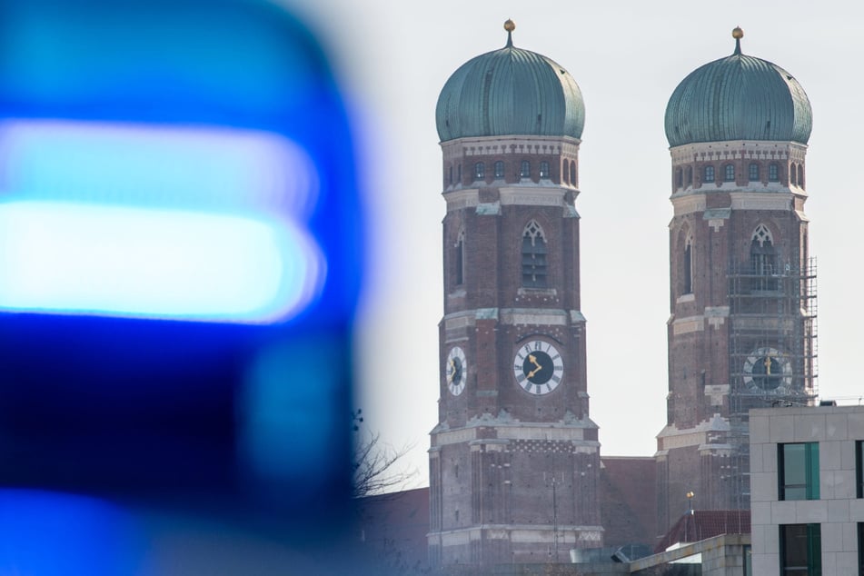 München: Mann schlägt mit Axt auf Geländer ein, marschiert dann in Richtung Innenstadt!
