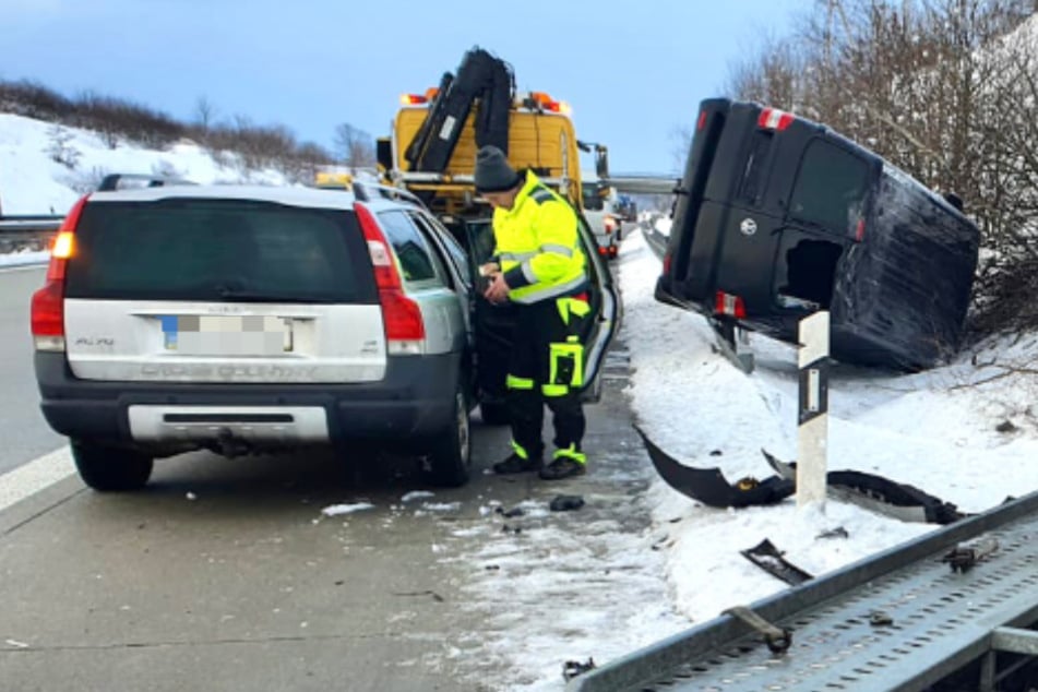 A17-Unfall: Volvo kollidiert mit Anhänger, VW-Bus stürzt in Straßengraben