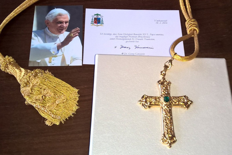 Wo sich das verschwundene Brustkreuz des verstorbenen Papstes befindet, ist nicht bekannt.