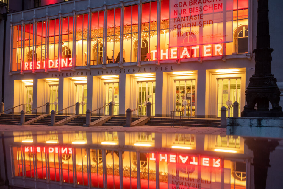Kultur auf dem Abstellgleis: Die beleuchtete Fassade des aufgrund der Corona-Maßnahmen geschlossenen Residenz-Theaters im Zentrum Münchens.