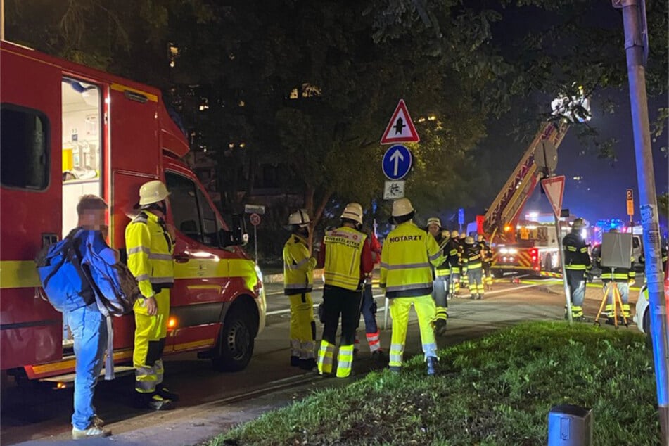 Ein Großaufgebot an Einsatzkräften kümmerte sich um die betroffenen Bewohner des Hauses.