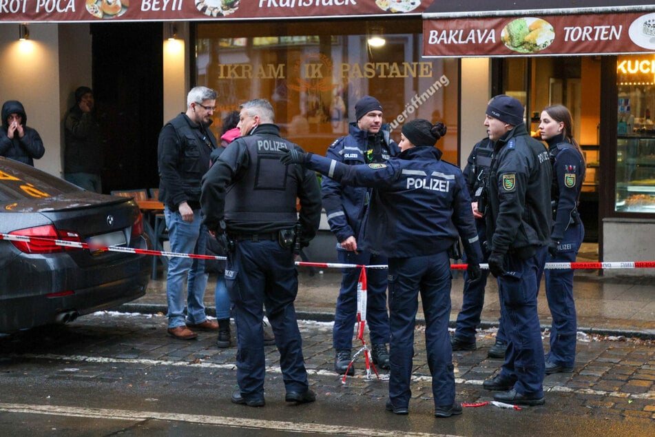 Polizeikräfte standen vor einem Imbiss auf der Eisenbahnstraße, die zeitweise gesperrt war. (Archiv)