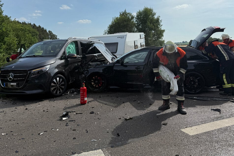 Der Audi war beim Versuch, den Zusammenstoß mit dem Honda noch zu verhindern, mit einem Mercedes-Gespann kollidiert.