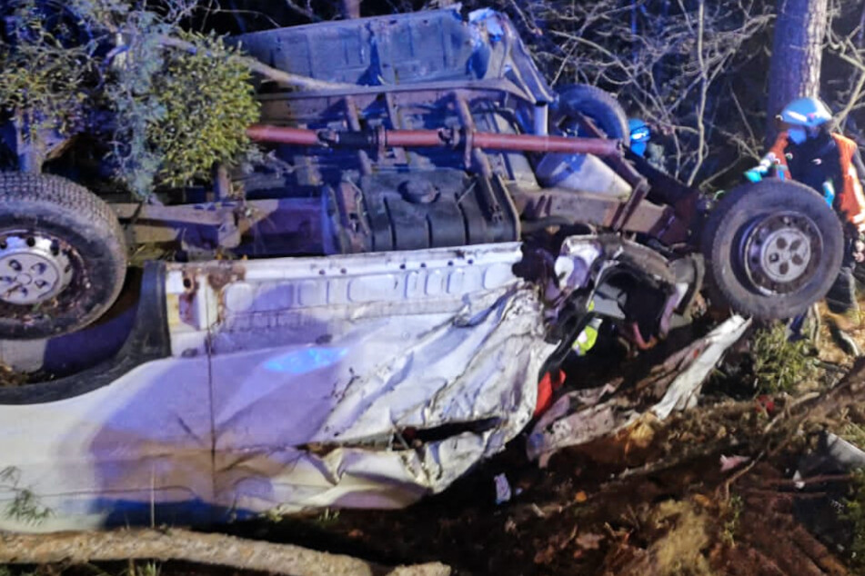 Das Führerhaus des Transporters wurde bei dem Crash völlig zerstört.