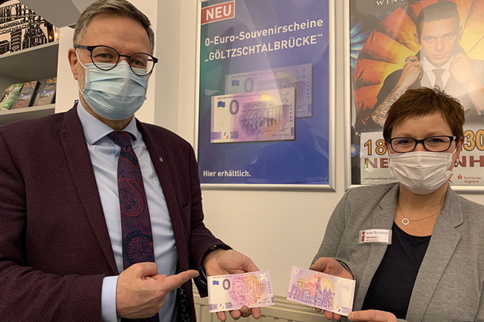 Oberbürgermeister Raphael Kürzinger (54) und Antje Schubert (53) von der Tourist-Information können jetzt die Göltzschtalbrücke im Mini-Format anbieten.