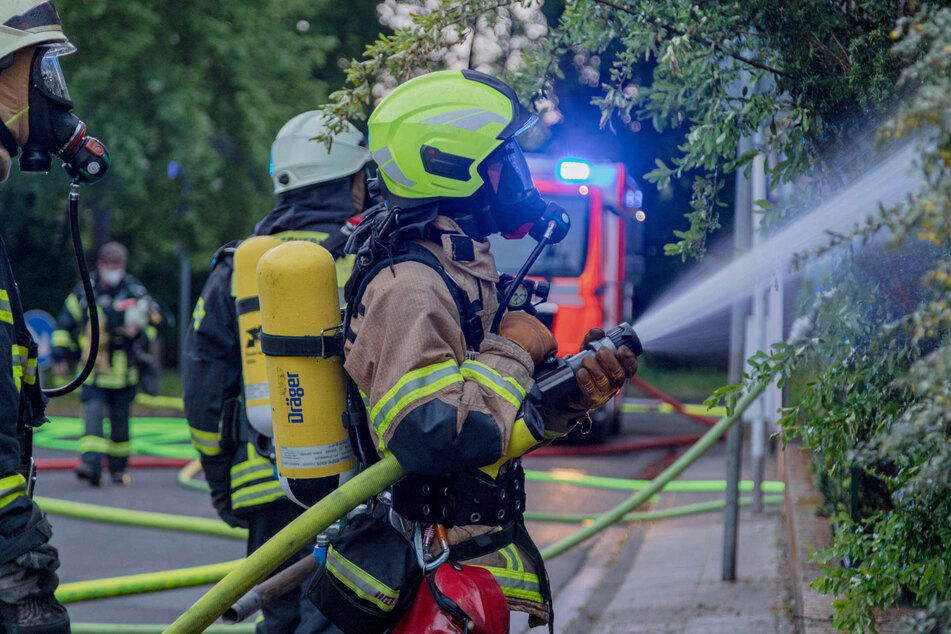 Die Feuerwehr rettete insgesamt acht Menschen vor den Flammen und verhinderte eine Ausbreitung des Brandes.