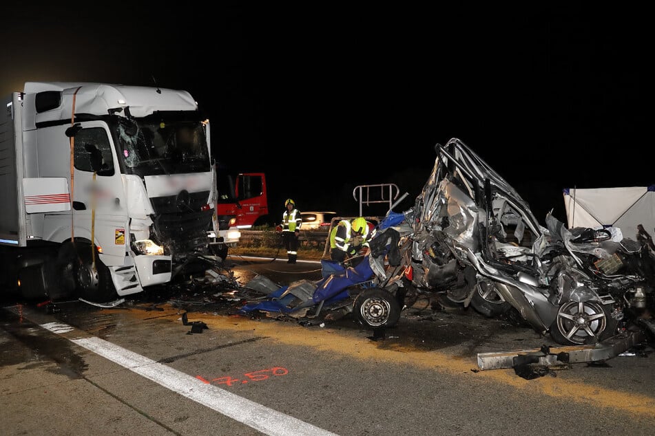 Der Autofahrer ist bei dem Auffahrunfall mit seinem Wagen zwischen zwei Lastwagen zu Tode gequetscht worden.