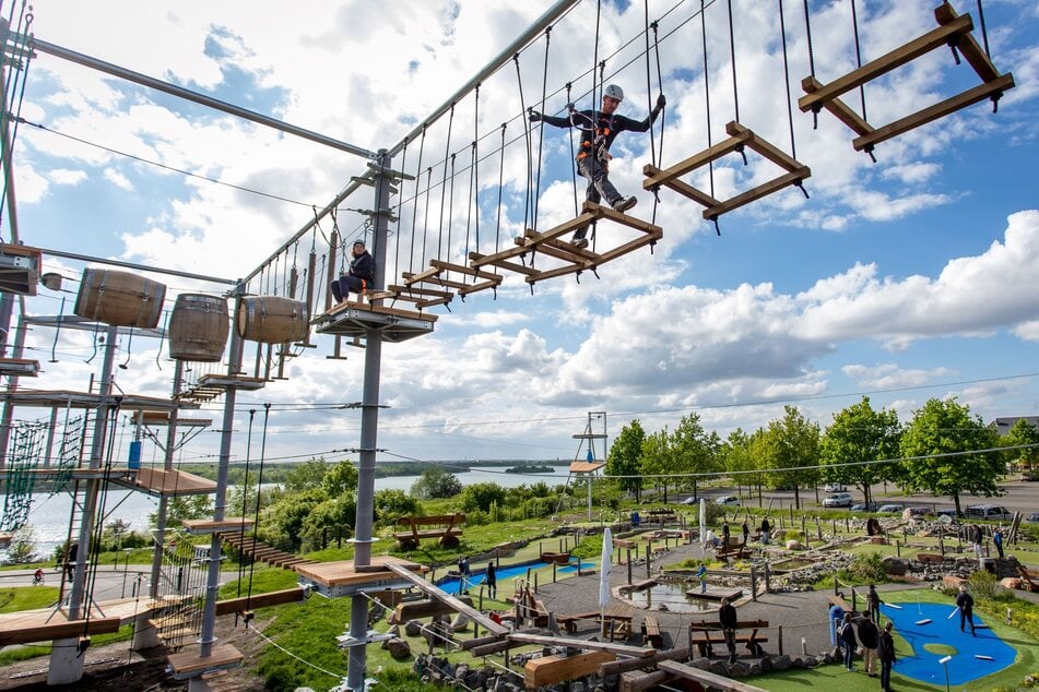 Hier ist Mut gefragt: Im Kletterpark geht es auf verschiedenen Ebenen hoch hinaus.