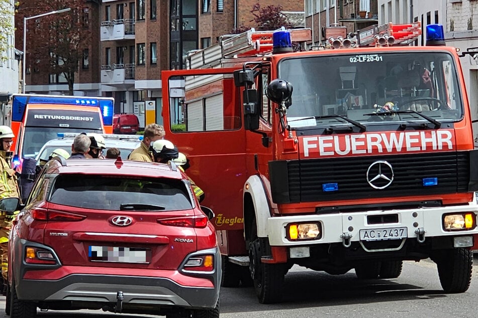 Die Alsdorfer Feuerwehr rückte am Sonntag mit mehreren Wagen zum Einsatzort aus.