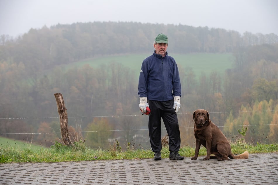 Günter Dombrowski (74) ist im Ortsverein. Auch der rüstige Senior sucht nach Wegen, wie man im Dorf mit den erschütternden Todesfällen umgehen soll.