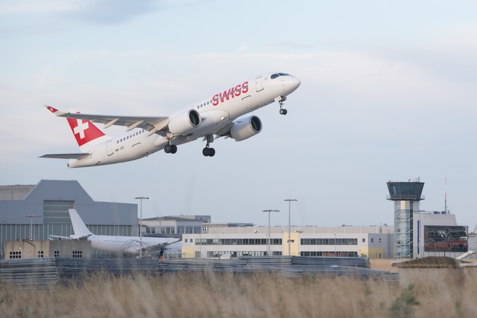 Ein Flugzeug hebt von dem Flughafen Dresden International ab. (Archivbild)