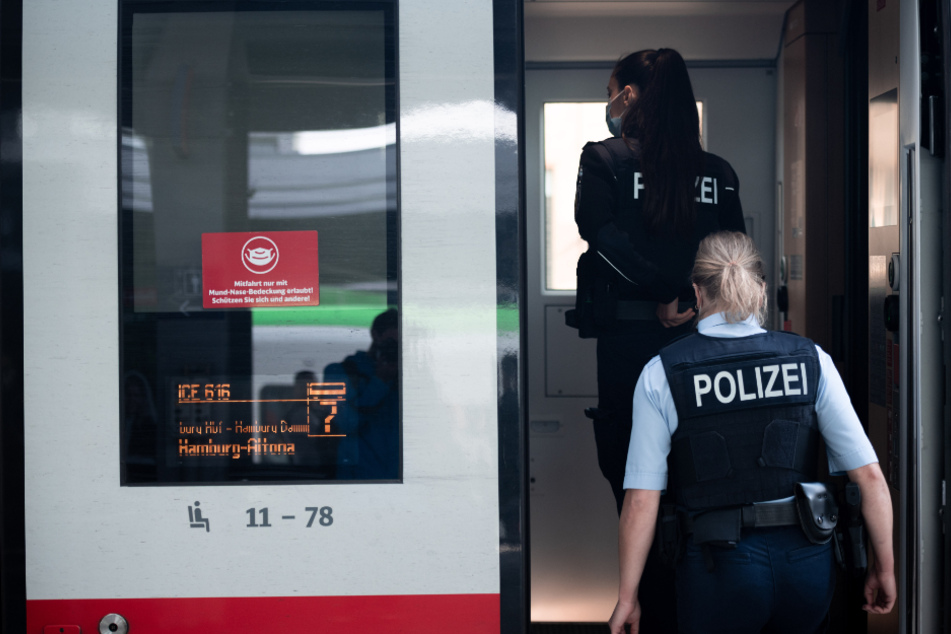 Schwarzfahrer versteckt sich zwischen Köln und Aachen auf Zugtoilette, jetzt droht ihm die Abschiebung!