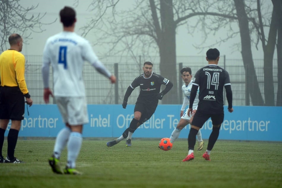 Niclas Erlbeck (M.) sucht im Nebel von Magdeburg den Doppelpass mit CFC-Torjäger Jongmin Seo.