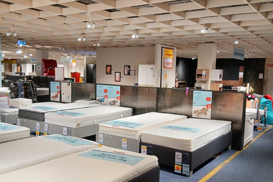 Wegen Schließung hat ROLLER diese Möbel zum Aktionspreis raus