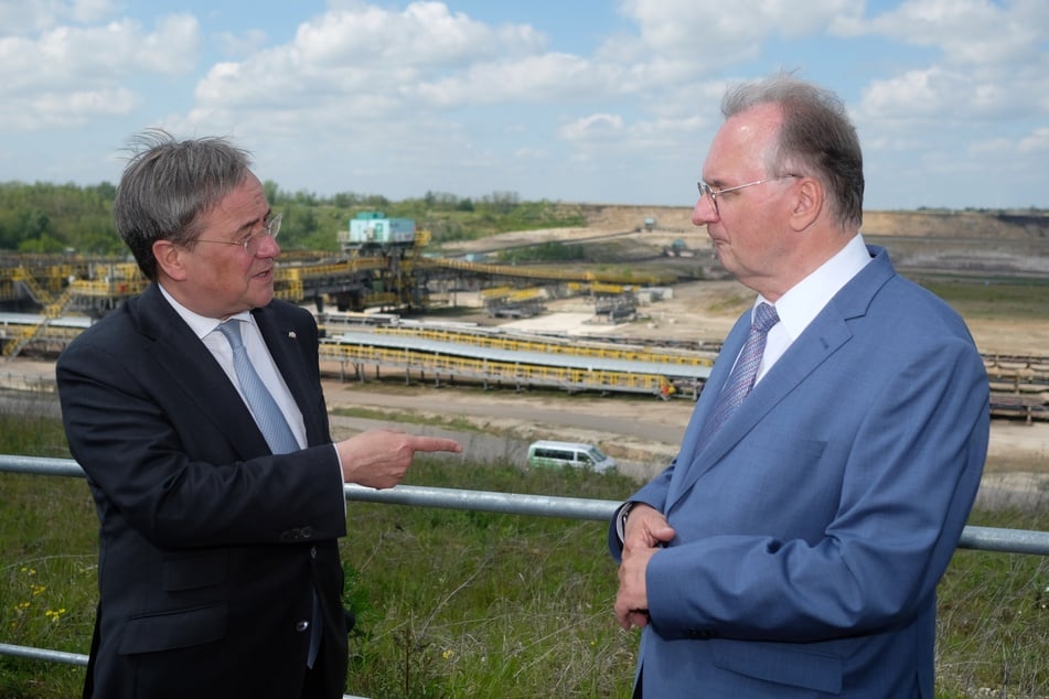 Mit seinem Parteikollegen und Sachsen-Anhalts Ministerpräsident Reiner Haseloff (67) ging es unter anderem zum Braunkohletagebau in Profen (Burgenlandkreis).