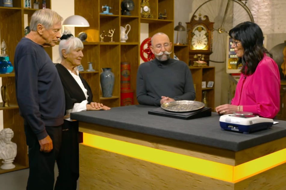 Kunsthistorikerin Heide Rezepa-Zabel (59, r.) ist bei der Expertise ganz hingerissen von dem Silber-Tablett.