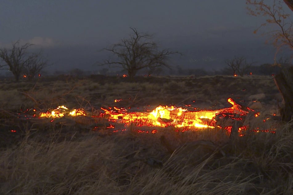 Glut und Flammen vernichten Büsche im Badeort Kihei auf der hawaiischen Insel.