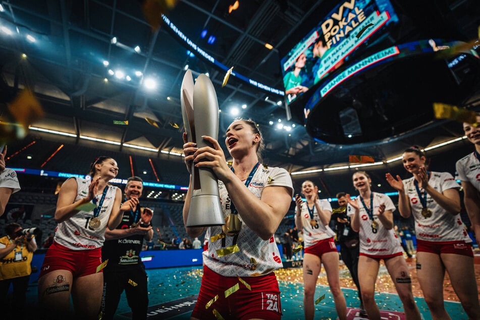 Lorena Lorber Fijok (22) &amp; Co. wollen den Pokal am 28. Februar 2026 am liebsten wieder mit nach Dresden nehmen.