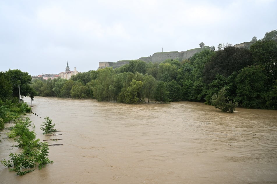 Der hohe Wasserstand des Flusses Neiße nach starken Regenfällen.