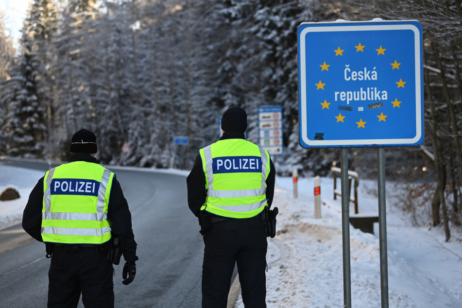 Bundespolizisten stehen an der bayerisch-tschechischen Grenze im Landkreis Tirschenreuth. Bei der Einreiseanmeldung aus Hochrisikogebieten kann es zu Betrug kommen.