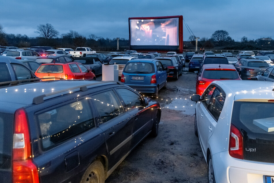 Die Zentralveranstaltung des Deutschen Gewerkschaftsbundes (DGB) am 1. Mai findet auf einem Düsseldorfer Messeparkplatz in Form eines Autokinos statt. (Symbolfoto)