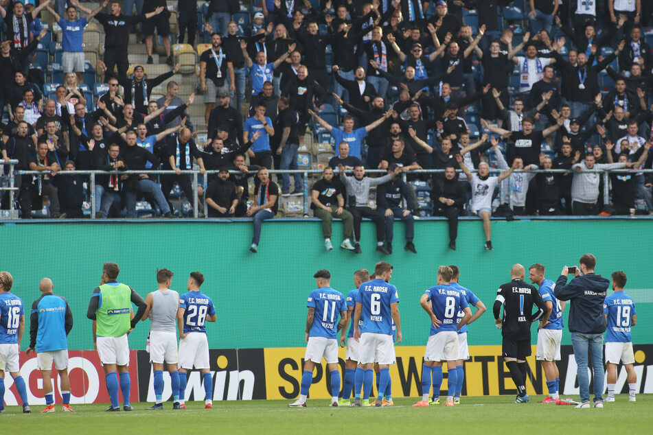 Die Fans vom FC Hansa Rostock applaudierten am Samstag den Spielern trotz der Niederlage.