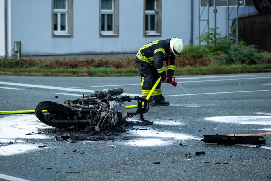 Die Feuerwehr konnte das brennende Motorrad löschen, aber nicht retten.