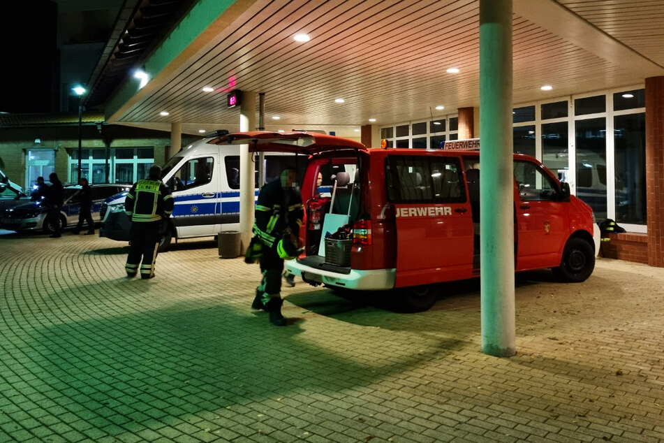 Einsatzkräfte der Feuerwehr und Polizei am Gymnasium Einsiedel.