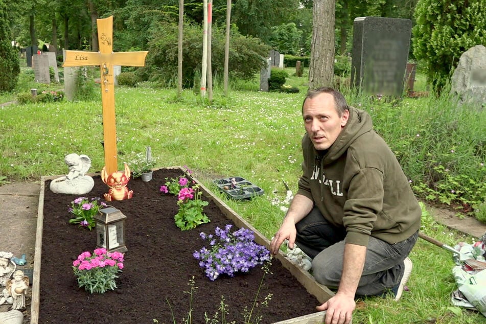 Florian (41) kümmert sich um das Grab seiner verstorbenen Tochter Lisa (†16).