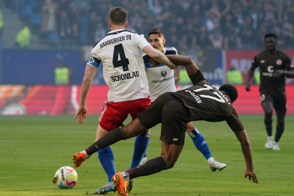 St. Paulis Oladapo Afolayan (r.) erzielte in der 17. Minute die vermeintliche Führung für die Kiezkicker, doch der Treffer zählte nicht.