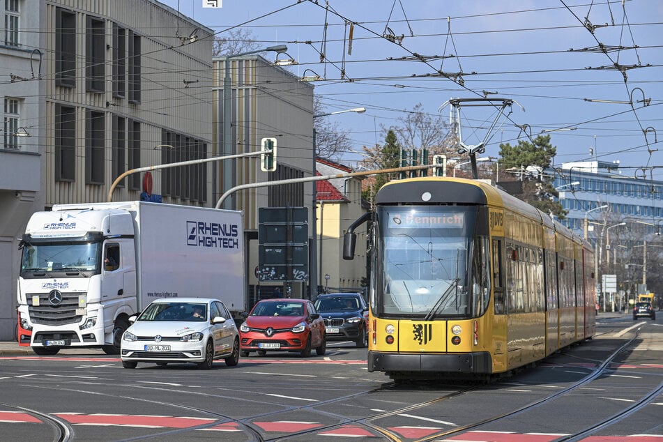 Laut Verwaltung wurden auch am Albertplatz Ampeln eingestellt, um so auf Fahrtwege und -zeiten des ÖPNV zu reagieren.