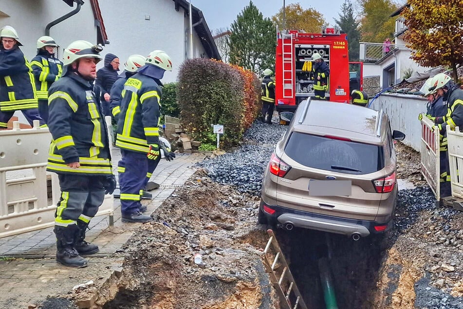 Großeinsatz der Feuerwehr: Auto droht in Baugrube zu stürzen
