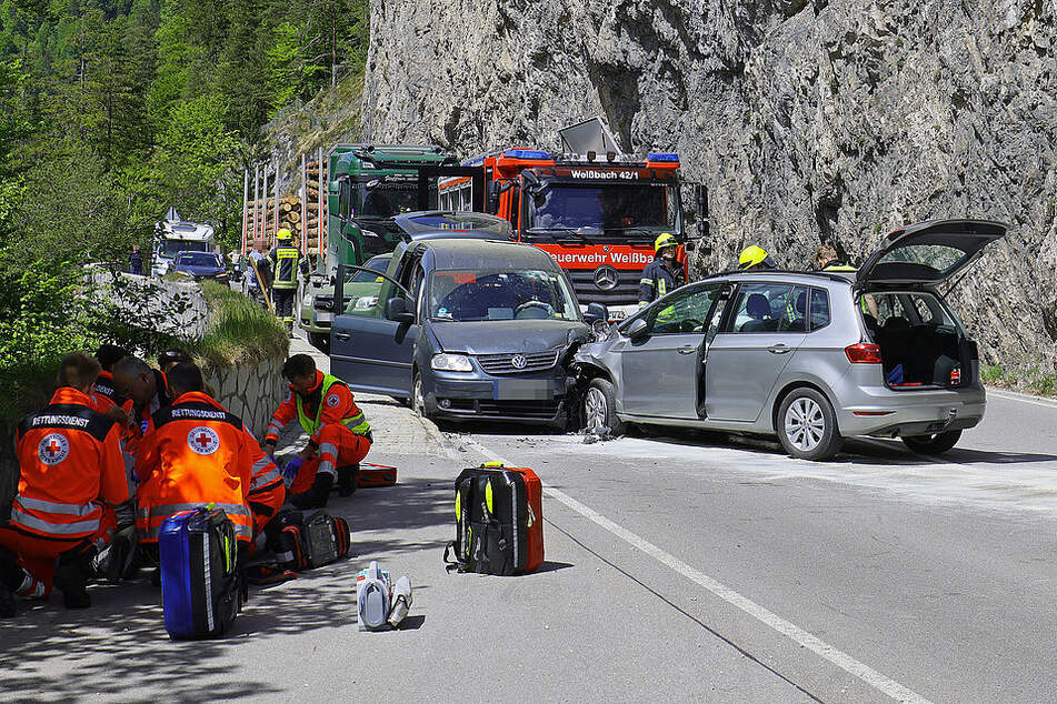 Zahlreiche Einsatzkräfte waren auf der Alpenstraße bei der Arbeit.