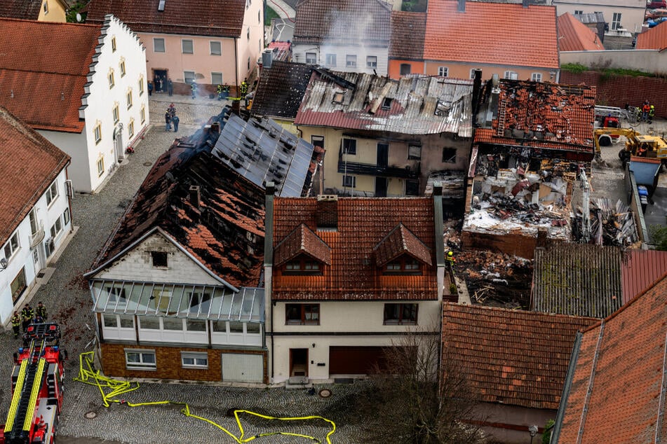 Völlig vom Feuer zerstörte Häuser sind im Ortskern von Hofkirchen zu sehen.