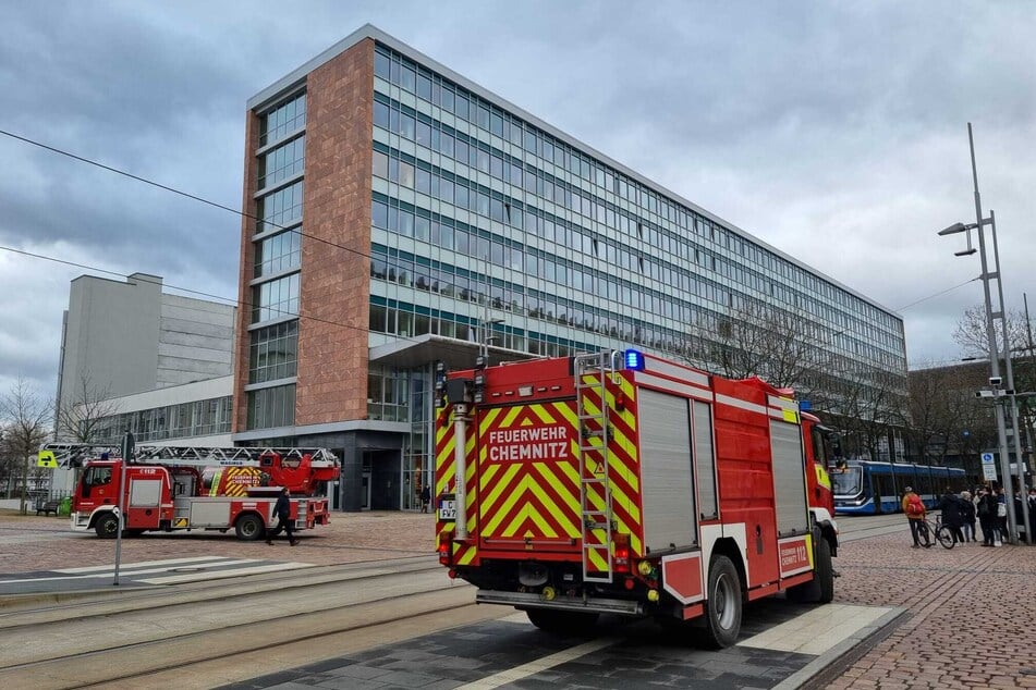 Die Feuerwehr musste am Dienstagvormittag zum Chemnitzer Finanzamt ausrücken.
