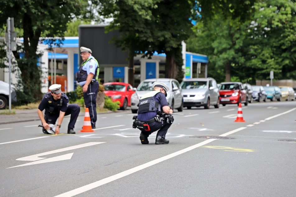 Die Polizei sichert Spuren am Unfallort auf der Langenfelder Straße in Wuppertal.