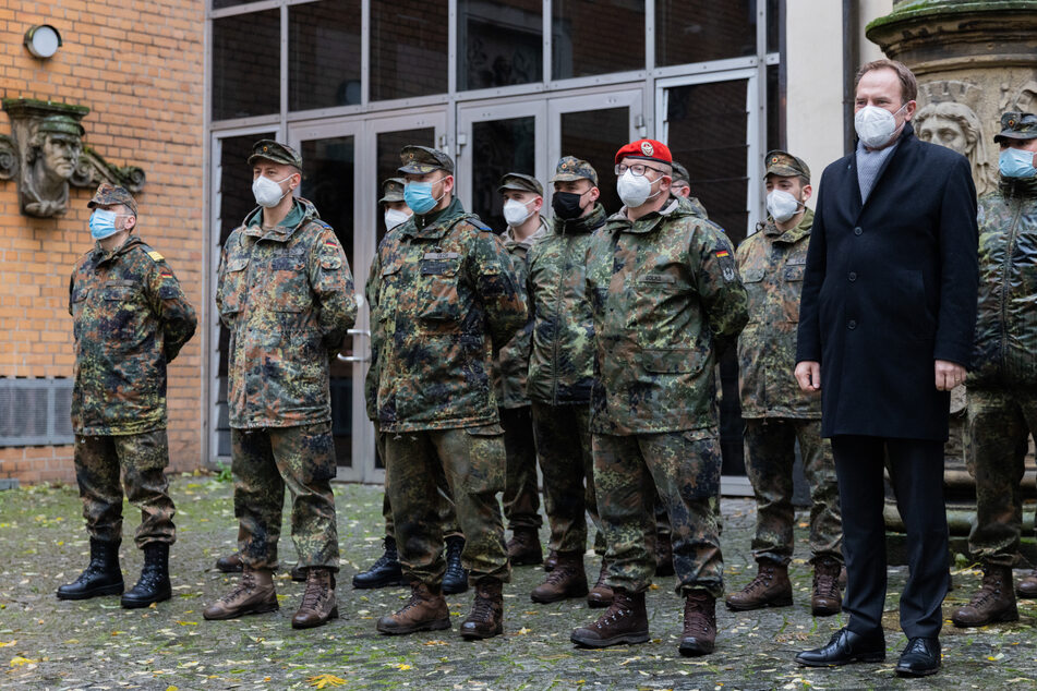 Am 30. November begrüßte Düsseldorfs Oberbürgermeister Stephan Keller (51, CDU) die Soldaten der Bundeswehr.