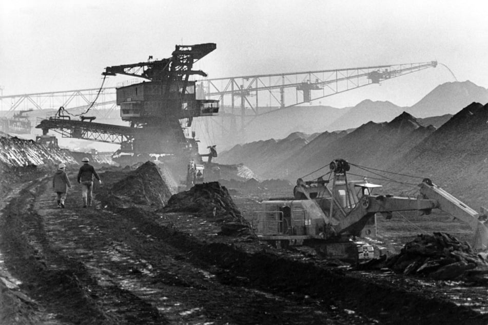 Grubenbetrieb im Tagebau Welzow Süd, im Hintergrund die Abraum-Förderbrücke. Dieses Bild wurde vor 50 Jahren aufgenommen.