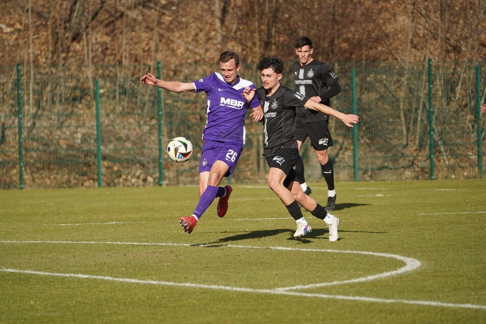 Kilian Jakob (l.) traf beim torreichen Test gegen Lok Leipzig zum zwischenzeitlichen 2:0.