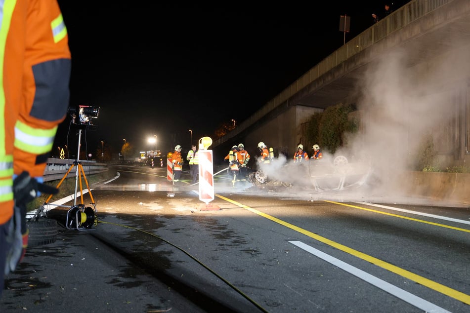 Die Einsatzkräfte löschten den Fahrzeugbrand.