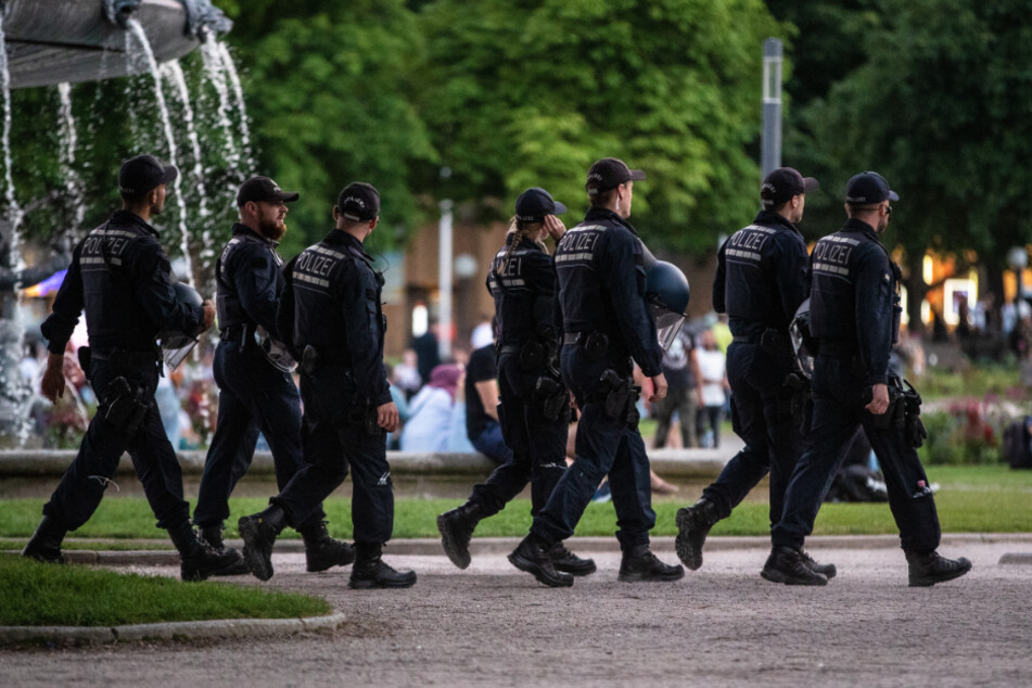 Bis zu sechshundert Personen hielten sich am Mainufer auf. (Symbolbild)