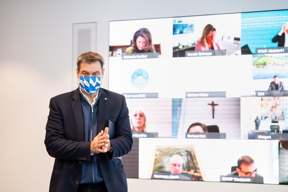 Markus Söder, CSU-Vorsitzender und Ministerpräsident von Bayern, kommt zu Beginn einer Kabinettssitzung zur weiteren Entwicklung in der Corona-Pandemie in der Staatskanzlei in den Saal.