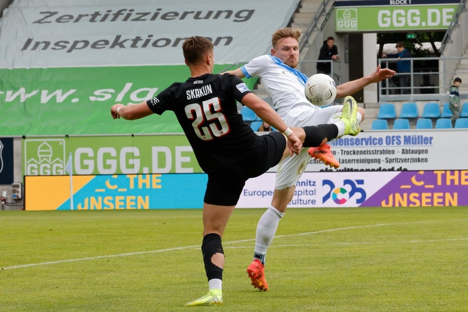 Robert Zickert (35, r.) verletzte sich im letzten Spiel am Sprunggelenk, fliegt aber trotzdem mit nach Mallorca.