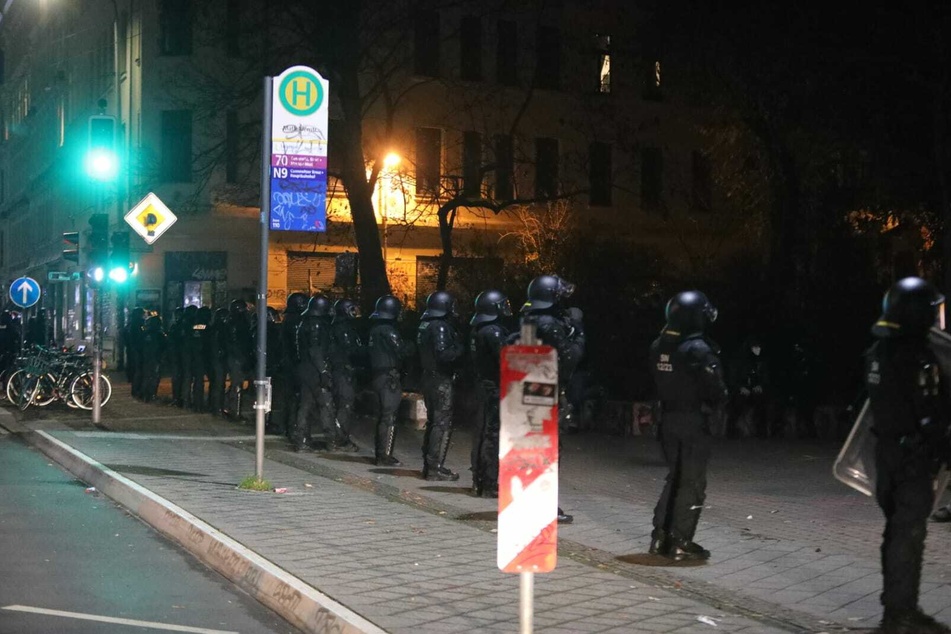 Polizisten stehen am Herderpark.